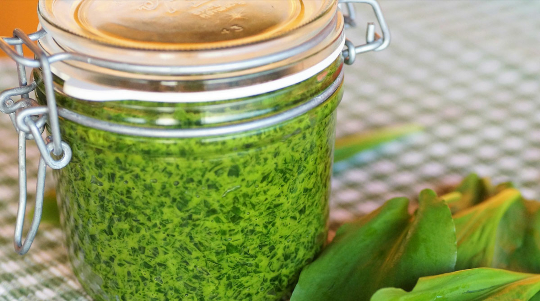 Il “re verde” della cucina italiana: come si prepara il pesto genovese 